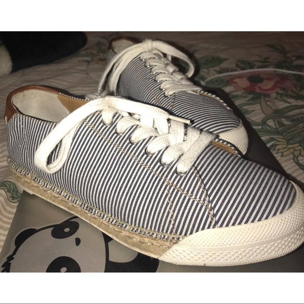 Stripped casual shoes